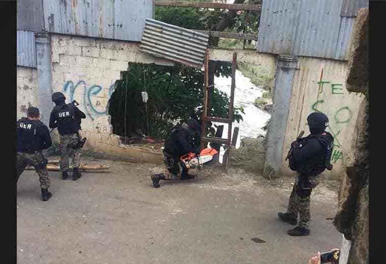  Policía derriba barricada que impedía el libre tránsito en Desamparados