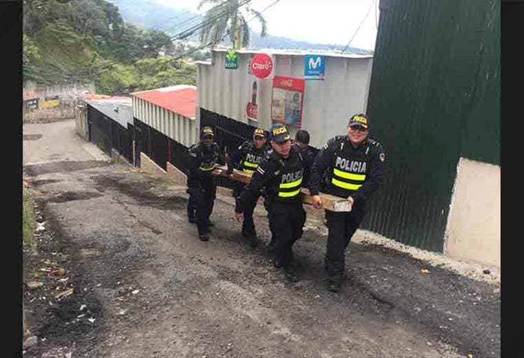 Policía derriba barricada que impedía el libre tránsito en Desamparados