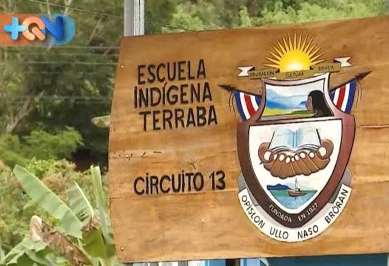 n Buenos Aires de Puntarenas exite la Reserva Indígena Térraba y fuimos a conocer las bellas tradiciones locales. En la escuela local nos recibieron con sus bailes más tradicionales, además de una clase de lenguaje y las muestras más propias de sus vestimentas.