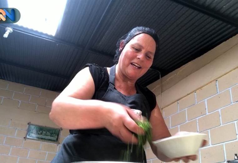 En Tierra Blanca de Cartago, la cocina de doña Maru está llena de exquisitas recetas y una dosis inquebrantable de Fe. Su buena cuchara le dio un empujón a la economía de su hogar cuando enfrentó la prueba más dura de su vida. El 12 de diciembre de 1996 su esposo sufrió un grave accidente de tránsito. Que le dejo como resultado una perforación de hígado, graves heridas y un paro respiratorio. Contra todo pronóstico su esposo Rafael fue mejorando y superando todas las consecuencias de aquel accidente, sin embargo por una fractura de cadera, los médicos habían declarado que no volvería a caminar. Hasta que un día ocurrió otro milagro, justo en una cita médica, al que ella y su esposo debían asistir Siete años más tarde de aquel momento, ella encontró fortaleza para crear su propio negocio. Actualmente se dedica a la venta de comida por encargos y eventos especiales. Pozol, carnes, picadillos y panes son parte de su especialidad. Información al teléfono: 2530-0789