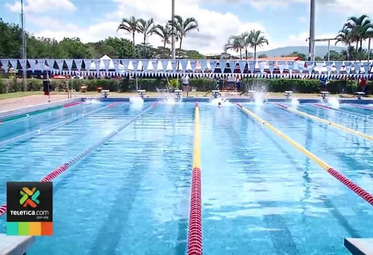Niño con parálisis cerebral rompe las barreras de toda lógica en la natación