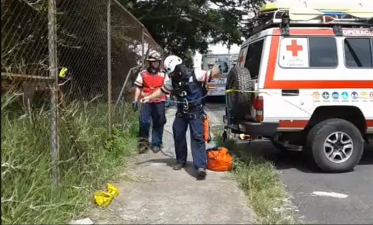 Mujer muere y hombre está grave luego de que ambos cayeran a un precipicio en Lomas del Río 