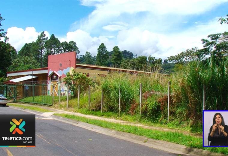 Enorme lote en abandono trae muchos problemas a quienes asisten al Cen-Cinai de Curridabat