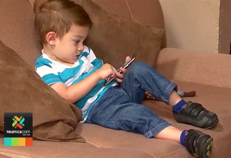 Tablets y celulares provocarían retraso en el desarrollo del habla de los niños