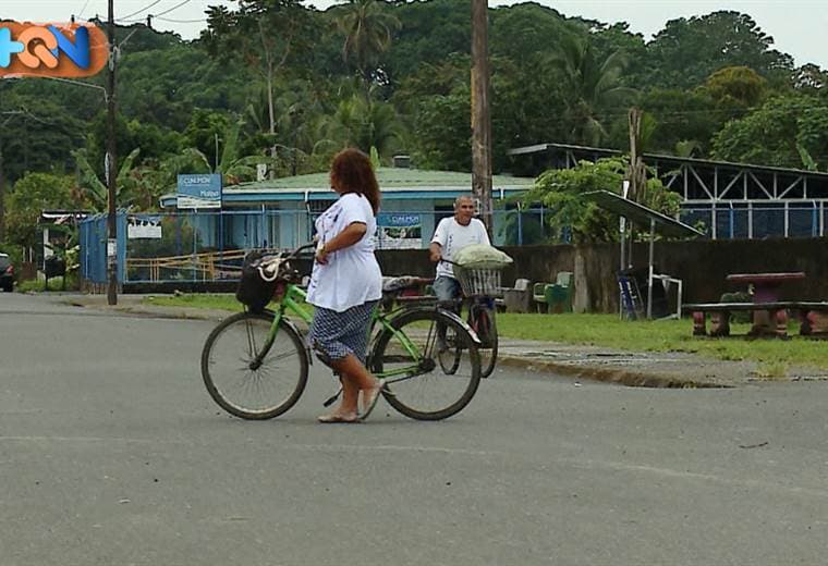 Nuestra gira de cantones nos lleva esta semana al Caribe, a descubrir un hermoso lugar situado a dos horas y media de San José. Con casi 38 mil habitantes, Matina tiene tres distritos y es un lugar 100% bananero. Esta es su principal fuente de trabajo. El calor de su gente lo hace especial, así como la parte culinaria que es deliciosa. Matina tiene la particularidad de ser un cantón con mucha pobreza y azotado por las inundaciones del río Matina. Conozca más de Matina durante toda esta semana.