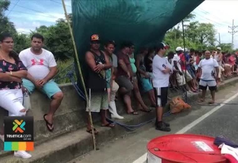 Gobierno se reunió con pescadores puntarenenses que mantienen bloqueado el paso en Quepos y Barranca
