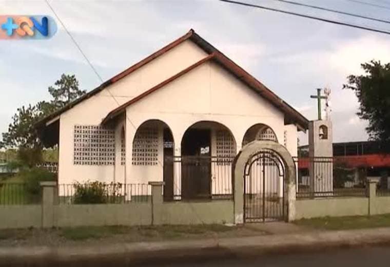 Con 76 años y un desgaste en la cadera doña Irma sale todos los días a vender yuplones y mangos en los alrededores de la escuela de Matina centro. El mejor ingrediente en sus bolsitas siempre es la sonrisa con la que atiende a los pequeños del pueblo, así como las carcajadas que reparte entre los adultos. Ella representa el sabor del caribe y la alegría de los afrocaribeños.