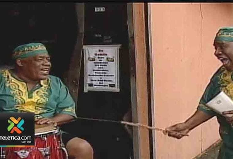 Cientos de limonenses se alistan desde temprano para disfrutar del Grand Parade