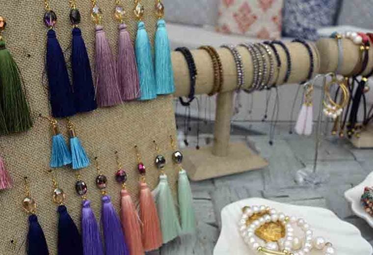 Le mostramos distintos estilos de collares, aretes y pulseras para combinar con su ropa