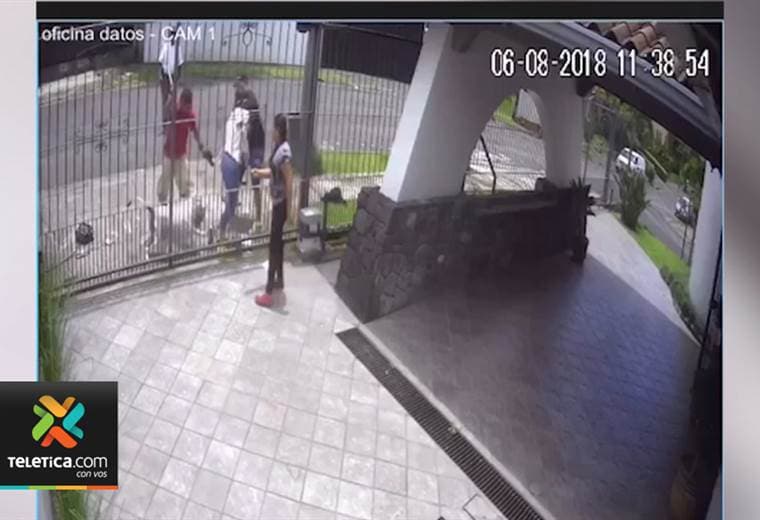 Cámaras grabaron ataque de un perro a joven que caminaba por una calle en Curridabat