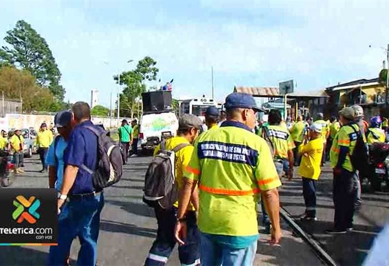 Funcionarios de la Municipalidad de San José interrumpen tránsito del tren