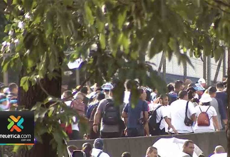 Trabajadores del hospital México bloquean paso por la autopista General Cañas