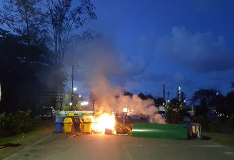 Manifestantes bloquearon calle e incendiaron llantas y estañones cerca de Recope en Moín