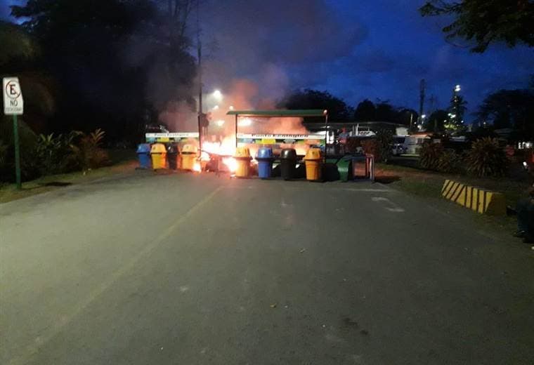 Manifestantes bloquearon calle e incendiaron llantas y estañones cerca de Recope en Moín