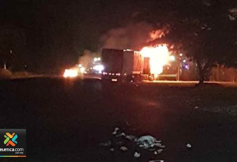 Grupos violentos queman furgón en Limón