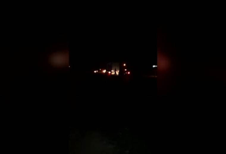 Grupos violentos queman furgón en Limón
