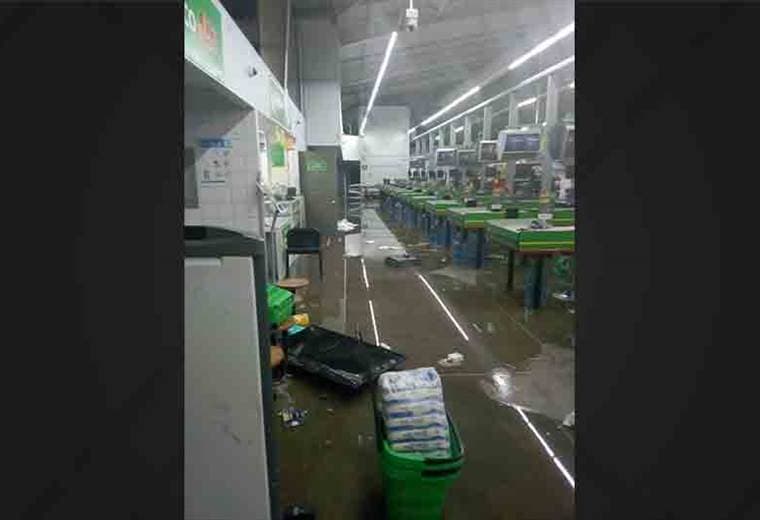 Así quedó el supermercado saqueado la noche de este martes en Limón