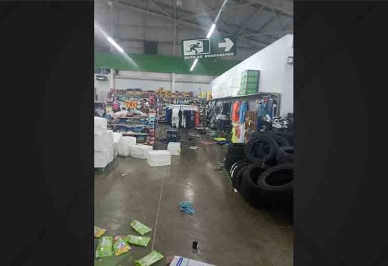 Así quedó el supermercado saqueado la noche de este martes en Limón