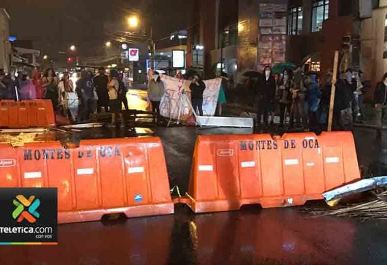 Fuerza Pública dispersa manifestantes que bloqueaban vía principal en San Pedro