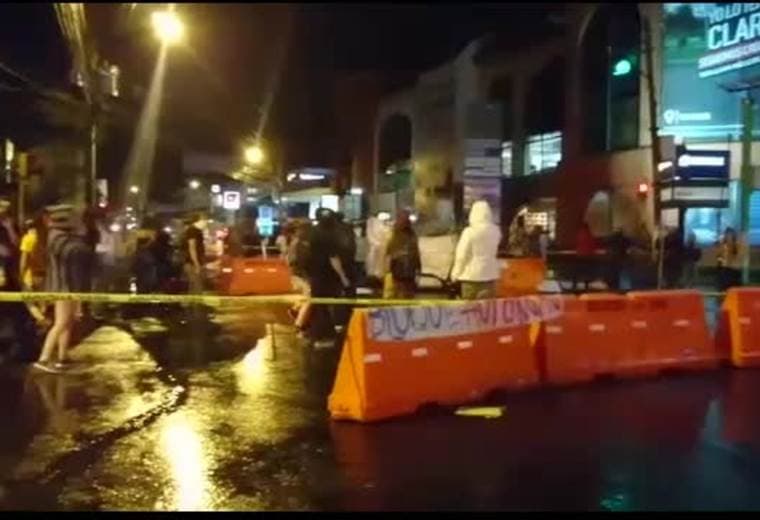Fuerza Pública dispersa manifestantes que bloqueaban vía principal en San Pedro