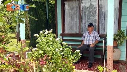 En este lugar también encontramos a don Rodrigo y doña María, un matrimonio de más de 50 años que vive en una de las casas más hermosas de Pilas de San Isidro de la provincia de los mangos. La vivienda supera los 70 años y tiene joyas dentro como una cocina de leña que alcanza el siglo de existencia.
