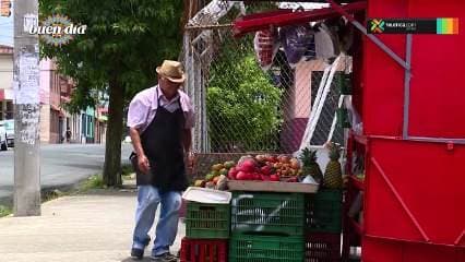 Don Eliécer es uno de los vendedores de frutas más alegres de San José