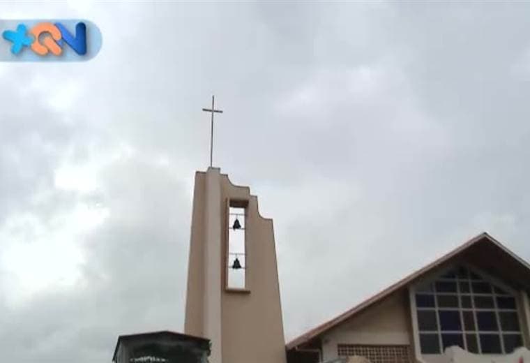Hay tres cosas que caracterizan al pueblo de Las Vueltas de La Guácima: que se conformó como pueblo hace más de 200 años, que no existían carreteras, ya que sólo habían caminos de barro, y la ruta de ingreso a la comunidad llegaba a un punto que obligaba a dar vuelta para regresar. Esos detalles son algunos de las curiosidades que maneja al dedillo don Paco. Un vecino de las vueltas al que visitamos en el mariposario La casa de la morpho azul, para conversar sobre la historia de este pueblo. Según don Paco hace poco más de 60 años que el pueblo de las vueltas se convirtió en lo que hoy conocemos. Este lugar que ha sido su casa desde que nació, es también el hogar de cientos de mariposas, que les permitió emprender su propio negocio.