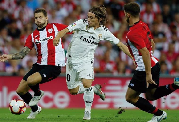 Luka Modric del Real Madrid elude la marca de dos jugadores del Athletic de Bilbao.|realmadrid.com