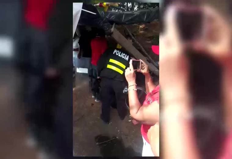 Policías que cubrían manifestación en Barranca de Puntarenas sufrieron un golpe de calor