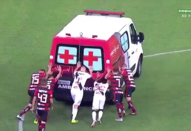 Jugadores empujan ambulancia en la cancha