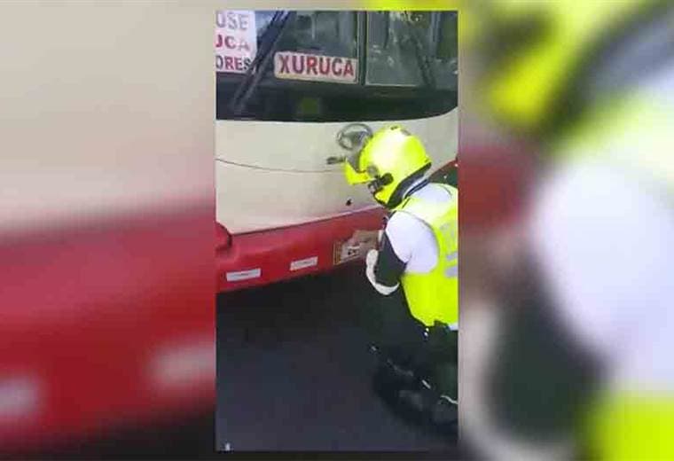 Tráficos bajan placas a buses que trasladan a huelguistas