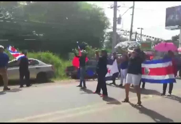 Al son de bailes huelguistas bloquean calle en Carrillo