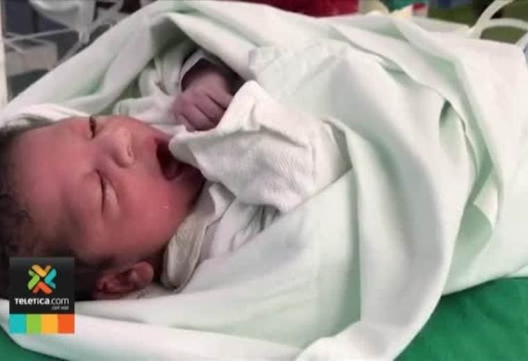 Bebé que nació dentro de un taxi cerca del hospital de Puntarenas ya está en su casa
