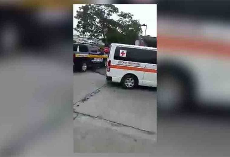 Tránsito le baja las placas a una ambulancia que dejaba un paciente en el hospital México