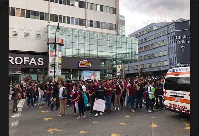 Estudiantes tienen cerrado el paso frente a Plaza Rofas