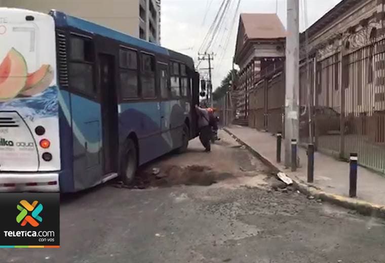 Enorme zanja complica el tránsito por avenida primera en San José centro