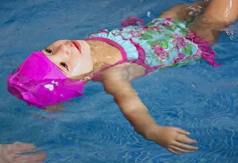 Conozca los beneficios de hacer que su hijo aprenda a flotar