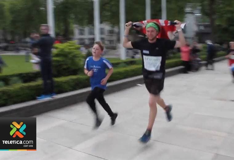 Atleta con diabetes tipo 1 y que completó 25 maratones en 30 días visitó escuelas costarricenses