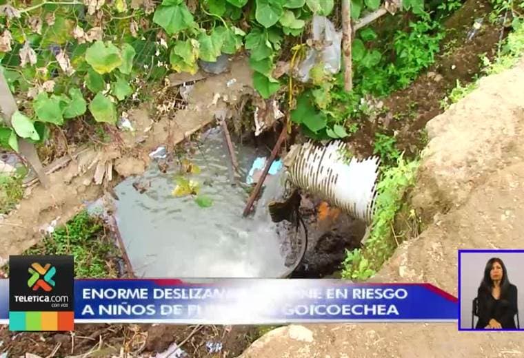 Enorme deslizamiento pone en riesgo a niños de escuela en Purral de Goicoechea