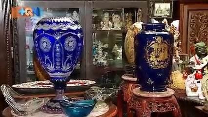 Ubicado en un rincón carretera hacia La Cima de Dota, hay un local que destaca por su apariencia, su decoración y sus productos a la venta. Se trata de Antigüedades don Edwin, un espacio donde rápidamente uno se regresa en el tiempo, para recordar y por qué no, descubrir cómo era la vida hace 50 o 100 años. Ese viaje en el tiempo se logra mediante el recorrido por este negocio que don Edwin y ahora su hijo Steven han logrado mantener por muchos años. Aquí encuentran de todo y para todos los gustos. Tener esa variedad no ha sido tarea fácil. Dos veces a la semana el propietario sale a recorrer Costa Rica en busca de piezas de colección que pueda comprar, restaurar y tener para luego poner en venta. Si desea más información puede obtener los contactos observando el vídeo adjunto en este enlace.