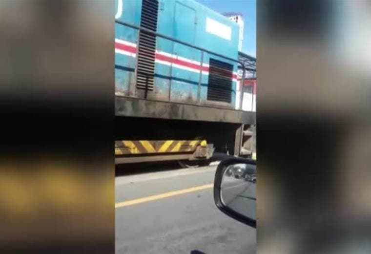 Vehículo liviano colisionó contra el tren en barrio La California