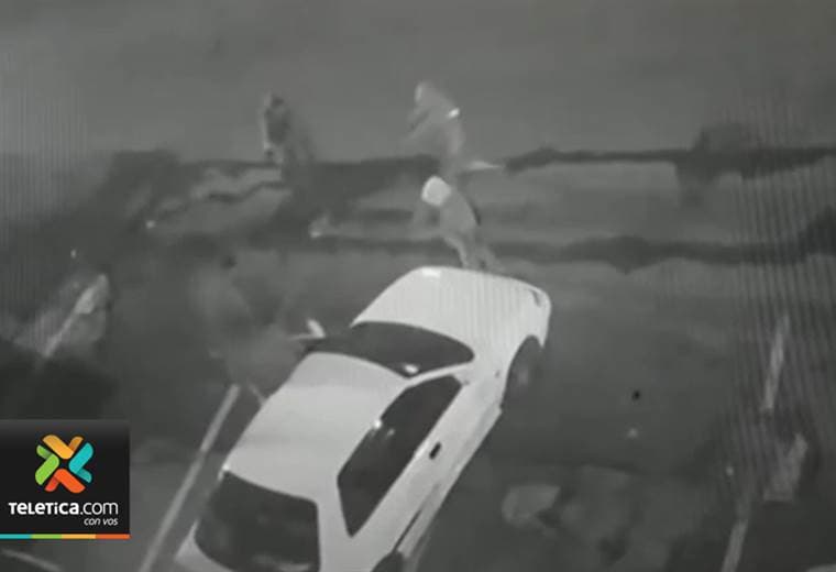 Hombres armados que intentaron robarse un vehículo con violencia fueron captados en video