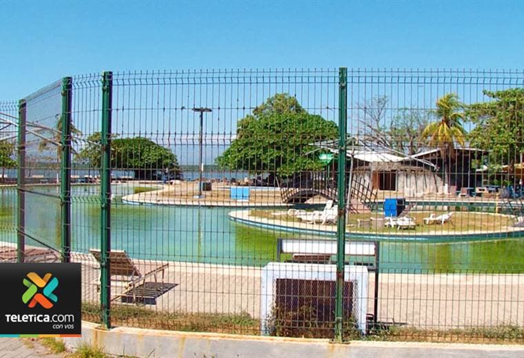 El popular balneario de Puntarenas cumple un año de estar cerrado y en abandono