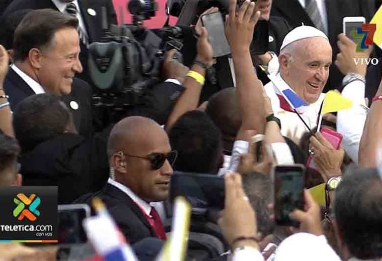 Papa Francisco rompe el protocolo en su llegada a Panamá