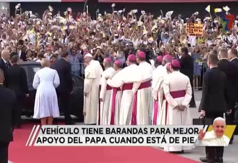 Papa Francisco rompe el protocolo en su llegada a Panamá