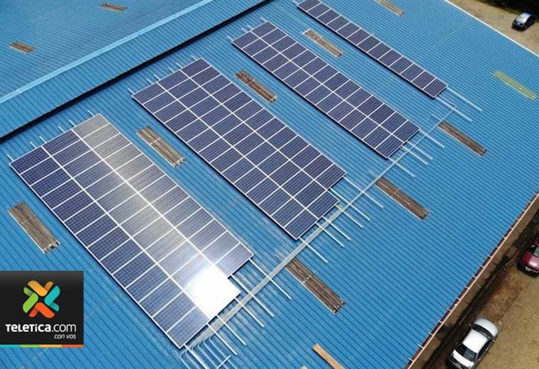 Liceo de Escazú instaló paneles solares en su gimnasio.