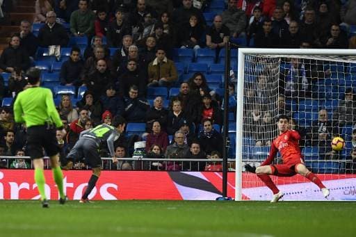 Rubén Pardo de la Real Sociedad anota el segundo gol ante el Real Madrid.|AFP