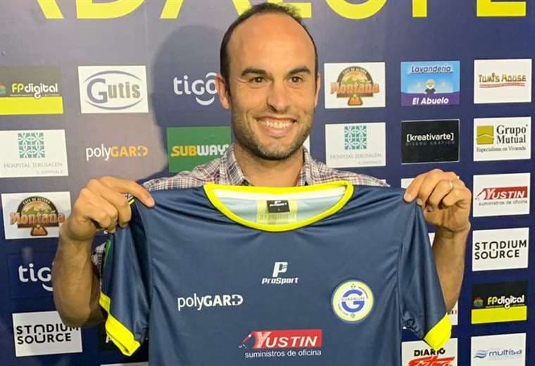 Landon Donovan posó con la camiseta de Guadalupe FC en el Colleya Fonsca | PRENSA GUADALUPE