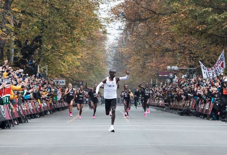 Eliud Kipchoge al momento de hacer historia | AFP