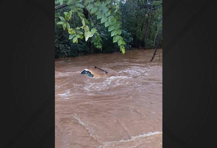 Vehículo arrastrado por el río en Guanacaste